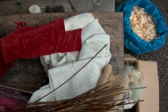 Stoffe, Zweige und Holzlocken